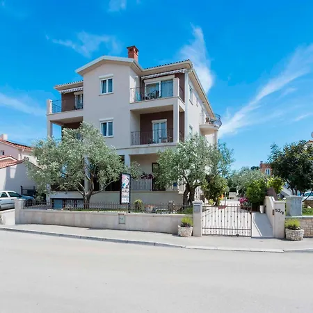 Apartmán With Pool In Fazana-fazana *