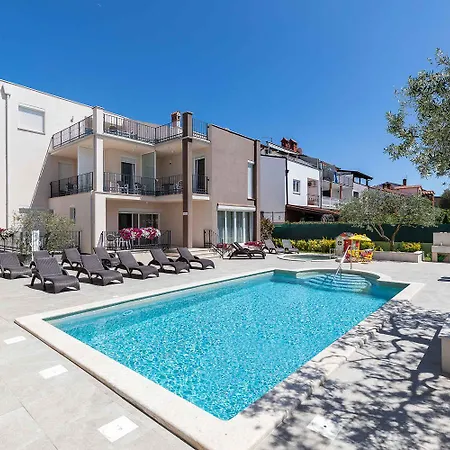 With Pool In Fazana-fazana Apartmán *