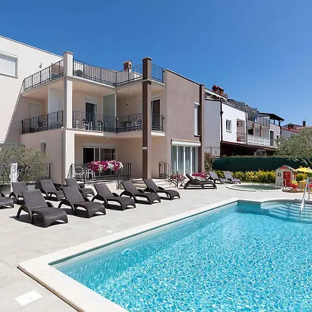 With Pool In Fazana-fazana Apartmán *