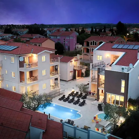 With Pool In Fazana-fazana Apartmán *