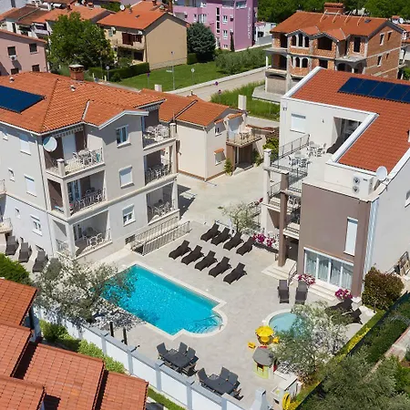 With Pool In Fazana-fazana Apartmán
